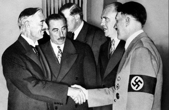 2차 세계대전 6개월 전, 나치 독일을 이끌던 히틀러는 영국 총리인 네빌 체임벌린과 뮌헨 협정을 통해 평화선언을 이끌었다. 당시 영국정부는 히틀러의 의도를 오판하고 그의 팽창의욕을 꺾었다 생각했다. 당시 두 사람의 악수는 '거짓된 악수'로 두고두고 역사에서 회자됐다.(사진=위키피디아)