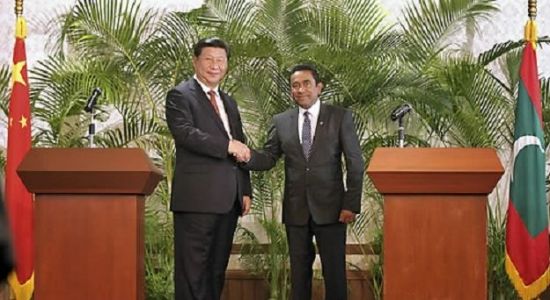 지난 2014년, 몰디브를 국빈방문한 시진핑(왼쪽) 중국 국가 주석과 압둘라 야민 몰디브 대통령이 악수하는 모습. 야민 대통령은 몰디브 정치권에서 대표적인 친중파로 알려져있다.(사진=AP연합뉴스)