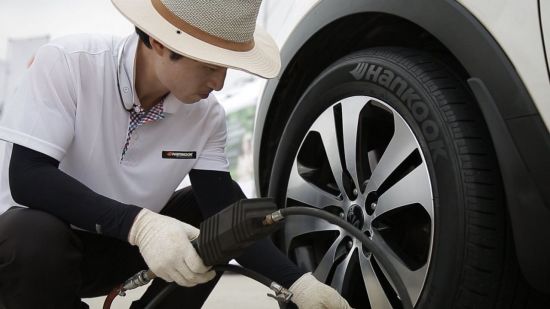 한국타이어가 이달 18일부터 20일까지 타이어를 비롯한 차량 기본 상태를 무상점검해주는 고속도로 안전점검 서비스를 실시한다.(사진=한국타이어 제공)