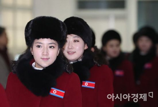 [포토] 상기된 표정의 북한 응원단