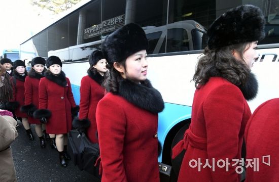 [포토]버스 탑승하는 북한 응원단