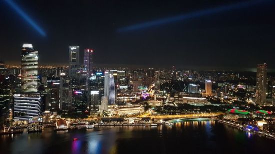 ▲ 싱가포르 정부가 30여년 전 부터 계획을 세워 2010년 들어서 모습을 갖춘 '마리나 베이' 전경. 도시의 랜드마크가 된 복합리조트 '마리나샌즈베이'를 비롯해 화려한 스카이라인을 자랑하는 이 곳은 싱가포르 재생사업의 핵심인 간척사업에 의해 탄생했다.