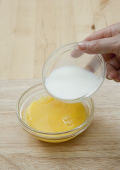 2. ①의 달걀에 우유 1/2컵을 넣어 골고루 섞는다.