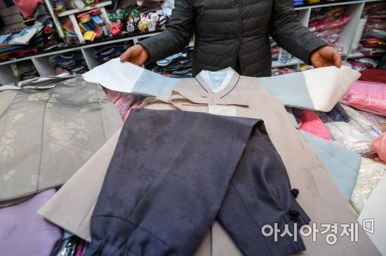 민족 최대 명절 설날을 일주일여 앞둔 7일 서울 종로구 광장시장에 마련된 한복상점에서 점원이 어린이 한복을 정리하고 있다./강진형 기자aymsdream@