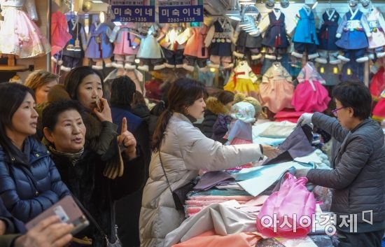 민족 최대 명절 설날을 일주일여 앞둔 7일 서울 종로구 광장시장에 마련된 한복상점에서 시민들이 어린이 설빔을 구매하고 있다./강진형 기자aymsdream@