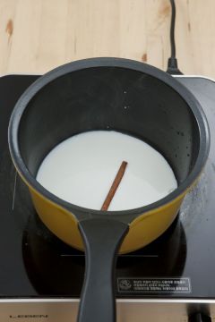 2. 시나몬 스틱은 손으로 몇 조각으로 잘라 냄비에 담고 우유 1컵을 부은 후 약한 불에 끓인다.