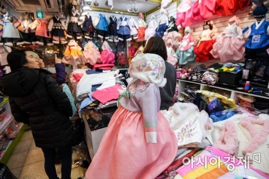 민족 최대 명절 설날을 일주일여 앞둔 7일 서울 종로구 광장시장에 마련된 한복상점에서 어린이 한복이 주인을 기다리고 있다./강진형 기자aymsdream@