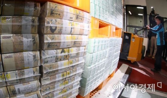 韓 세대주 지갑엔 '현금 8만원'…집에 둔 비상금은 '현금 50만원'  