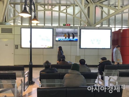 8일 오전 서울강남고속버스터미널에서 시민들이 평창 동계올림픽 관련 뉴스를 시청하고 있다. 사진=조한울 수습기자
