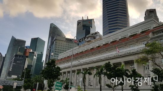 ▲ 싱가포르 정부는 보존가치가 있는 건축물은 지켜내고 부분적으로 개ㆍ보수해 도시의 랜드마크로 재탄생시키는 싱가포르만의 도시재생 방식을 정립시켰다. 옛 우체국 건물을 개조해 만든 풀러튼 호텔이 대표적이다.
