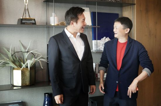 SK텔레콤 박정호 사장(좌측)과 알리바바그룹 마윈 회장은 8일 SK텔레콤 을지로 본사에서 만나 AI, 5G, 차세대 미디어 등이 중심이 되는 New ICT산업의 청사진을 논의했다.