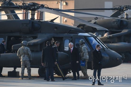 [포토]헬기로 이동하는 펜스 미 부통령