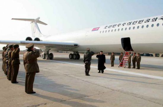 지난 2015년, 김정은 위원장이 군부대 시찰 당시 전용기에서 내리는 모습. 김 위원장의 공식 전용기는 북한에서 '참매 1호'라 불리며, 구소련제 IL-62기종의 비행기다.(사진=연합뉴스)