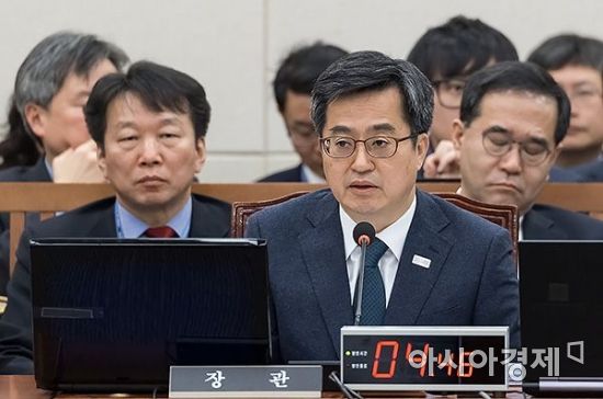 기재부 "한국GM과 증자·재정 지원 협의…여러 가능성에 대비 중"