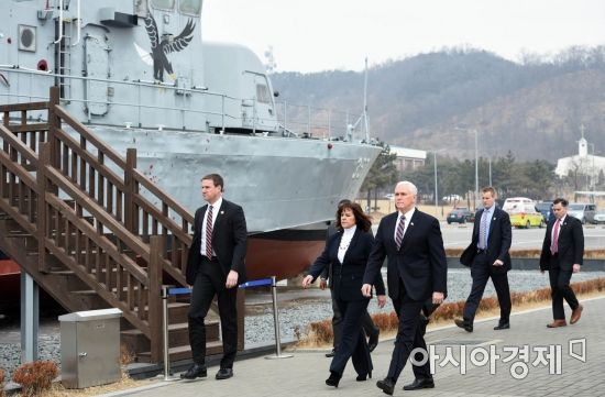 마이크 펜스 미 부통령이 9일 오전 경기 평택 해군 2함대를 방문해 서해수호관으로 이동하고 있다. /평택=사진공동취재단