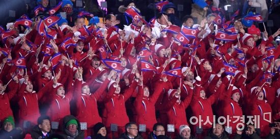 [포토] 인공기 흔드는 북한 응원단