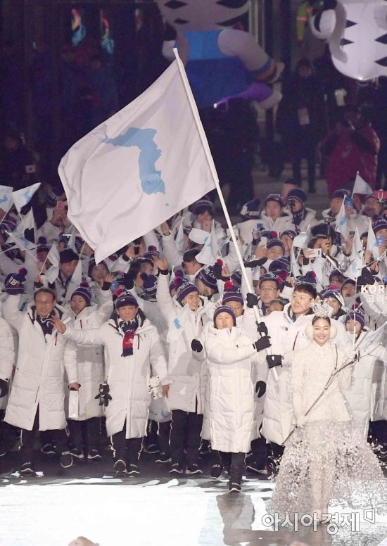 지난 2월 9일 강원 평창올림픽스타디움에서 열린 2018 평창 동계올림픽 개막식에서 남북 선수와 임원들이 한반도기를 들고 공동입장하고 있다. /평창=김현민 기자 kimhyun81@