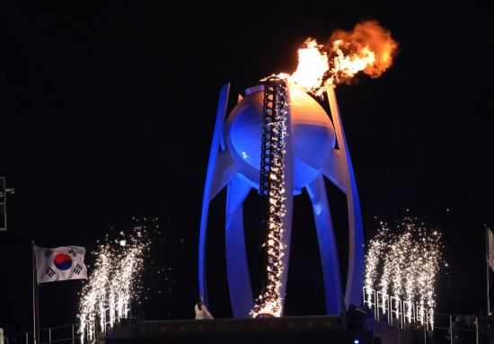 [리얼타임 평창] 이념·갈등 녹인 평화의 불꽃…'피겨 여왕' 손으로(종합)