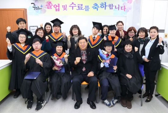 [포토]조길형 영등포구청장, 꿈더하기학교 졸업식 참석 
