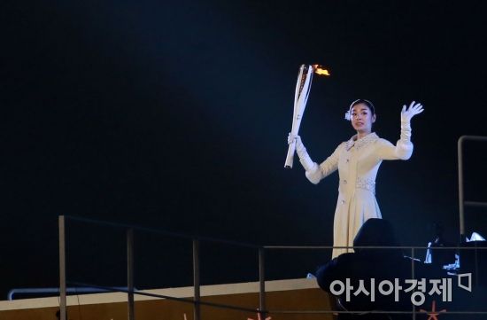 [포토]성화 들고 손 흔드는 김연아
