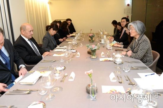 강경화 외교부 장관(오른쪽)은 10일 오후 평창 동계올림픽에 마크롱 프랑스 대통령 특사 자격으로 방한한 장-이브 르 드리앙 프랑스 외교장관과 만찬 회담을 가졌다.