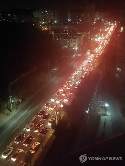 11일 오전 6시8분께 경북 포항시 북구 우현동의 한 도로가 차량 정체를 빚고 있다.(사진=독자제공·연합뉴스)