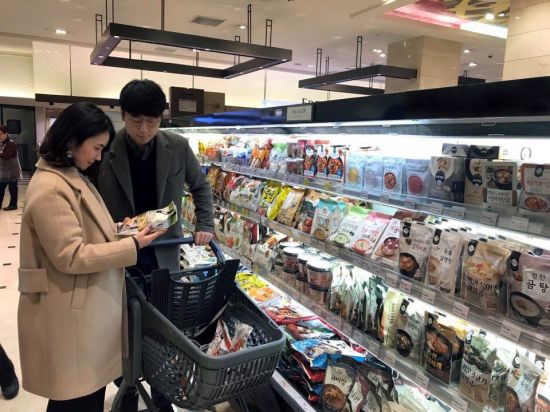 2월11일 서울 서초구 반포동 신세계백화점 강남점 지하 1층 식품관에서 한 고객이 가정간편식을 살펴보고 있다. 이선애 기자 lsa@
