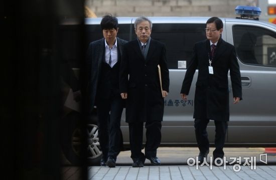 [포토]영장실질심사 출석하는 이현동 전 국세청장