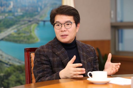 ‘성동 돌봄SOS센터’ 돌봄 대상 중·장년 1인가구로 확대 '인기'