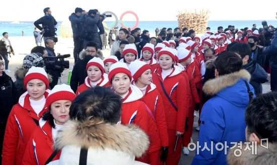 [2018 평창] 북한 응원단 첫 나들이 '경포대 방문'