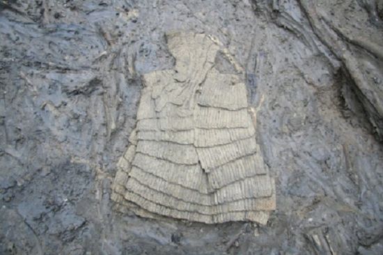 지난 2007년, 부산지하철 3호선 공사현장에서 발견된 옛 조선군이 착용했던 찰갑 모습(사진=연합뉴스)