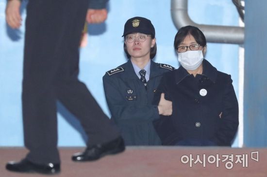 지난 2018년 1심 선고공판에서 징역 20년형, 벌금 180억원을 선고 받은 최서원 씨가 서울 서초구 서울중앙지방법원을 나서고 있다. 아시아경제 자료사진