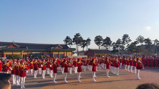 북한 응원단의 취주악단이 13일 강릉 오죽헌 '자경문' 앞 광장에서 공연을 하고 있다.