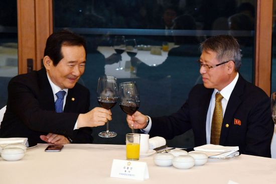 정 의장과 리 총재가 함께 건배를 하고 있다.