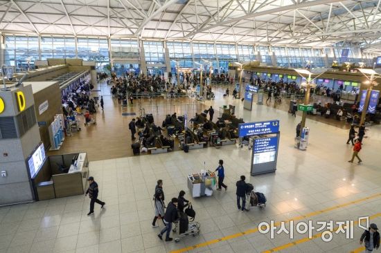 설날 연휴를 하루 앞둔 14일 인천국제공항 제1여객터미널이 예전에 비해 한산한 모습을 보이고 있다./영종도=강진형 기자aymsdream@