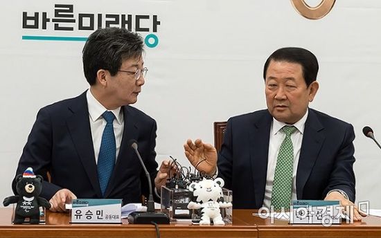 [포토] 이야기 나누는 유승민-박주선 공동대표