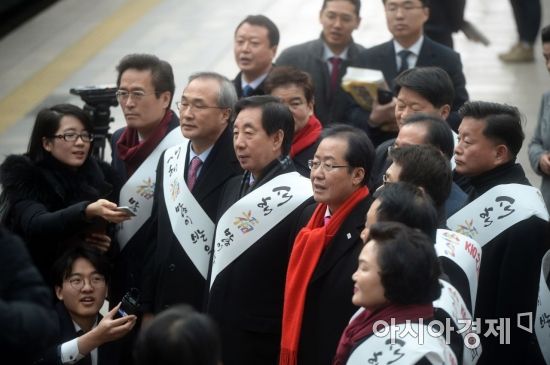[포토]서울역 찾은 홍준표 자유한국당 대표