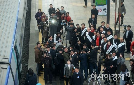 [포토]자유한국당, 서울역 찾아 귀성 인사