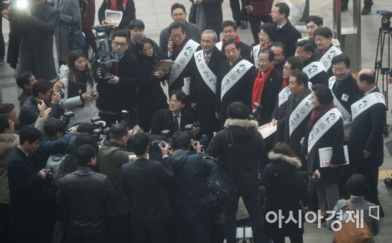 [포토]자유한국당, 서울역 찾아 귀성 인사