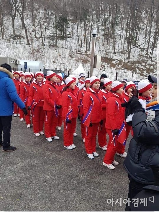 스키 경기 응원을 위해 이동했다가 발길 돌리는 북한응원단