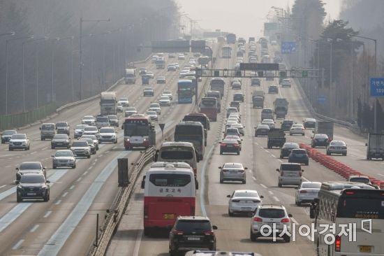 [포토]서울요금소 통과하는 귀성차량
