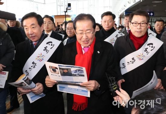 [포토]YTN 파업 전단지 받은 홍준표