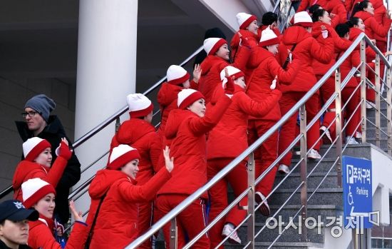 [포토] 손 흔들며 입장하는 북한 응원단