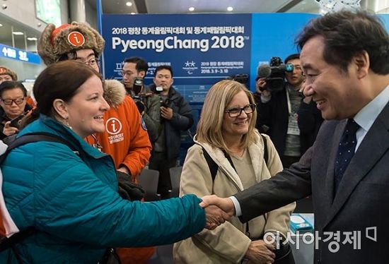 [포토] 평창올림픽 찾은 외국인 관광객 만난 이낙연 총리