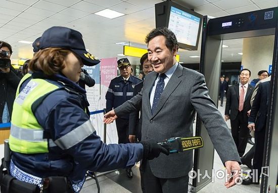 [포토] 보안검색 받는 이낙연 총리