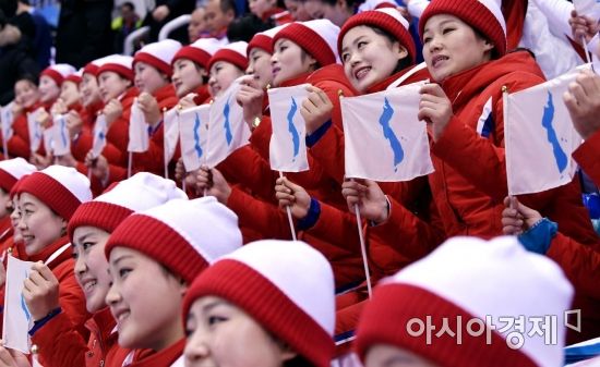 [포토] 한반도기 손에 든 북한 응원단