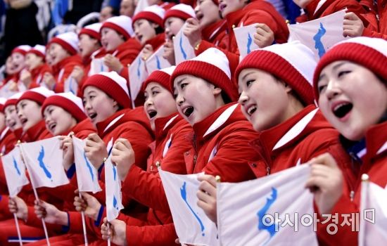 [포토] 응원가 부르는 북한 응원단