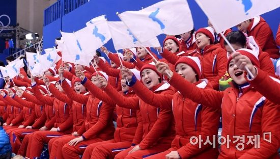 [포토] 북한 응원단, '한반도기 높게 들고'