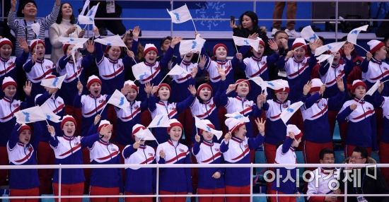[포토] 단일팀 첫 골에 기뻐하는 북한 응원단