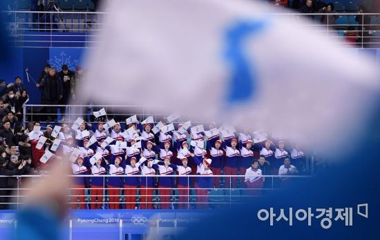 [포토] 남북 단일팀 응원
